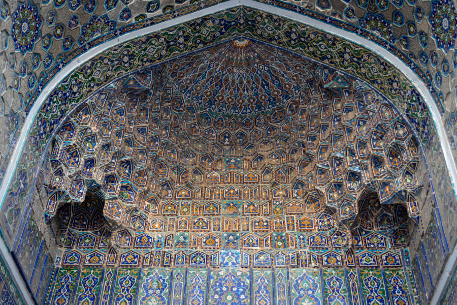 Muqarnas dans la madrasa d'Ulugh Beg à Samarcande