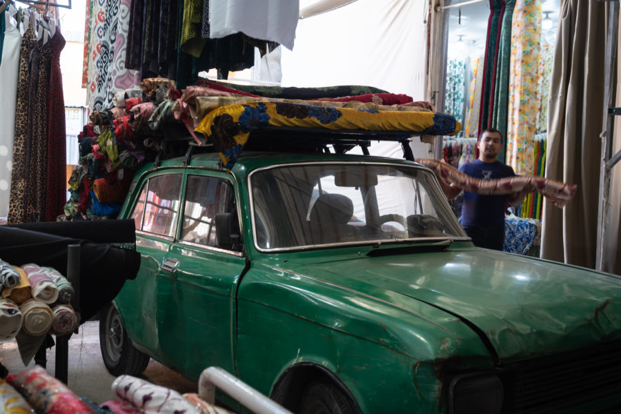 Voiture et tapis au bazaar de Kumtepa