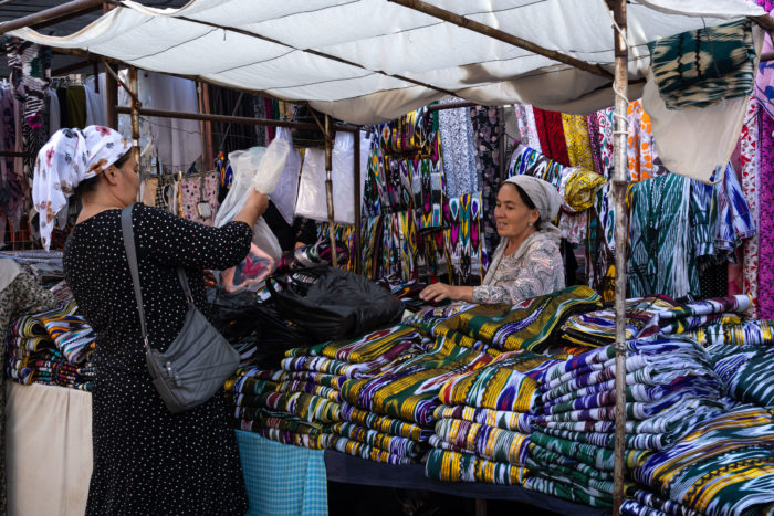 Qumtepa bazaar, tissus ouzbeks à Marguilan