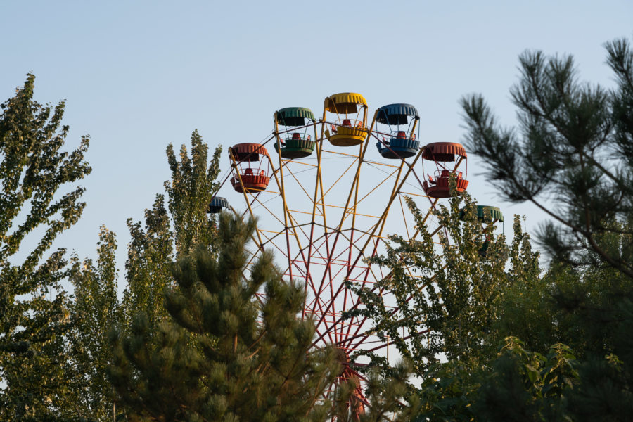 Grande roue dans le parc d'attraction de Marguilan, vallée de Fergana