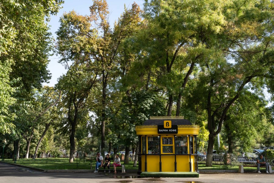 Kiosque jaune dans un parc de Tachkent, Ouzbékistan