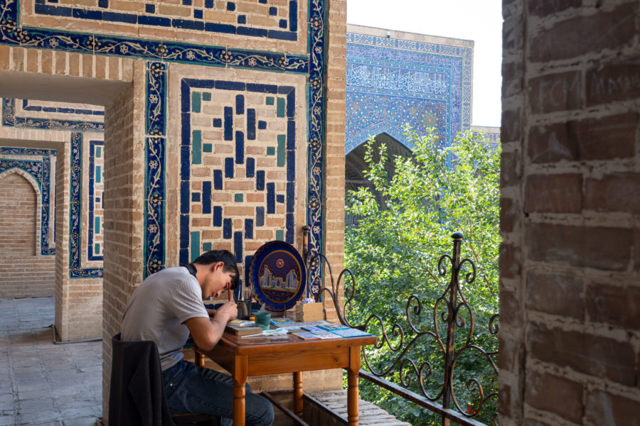 Peintre à Samarcande dans la medersa d'Ulugh Beg