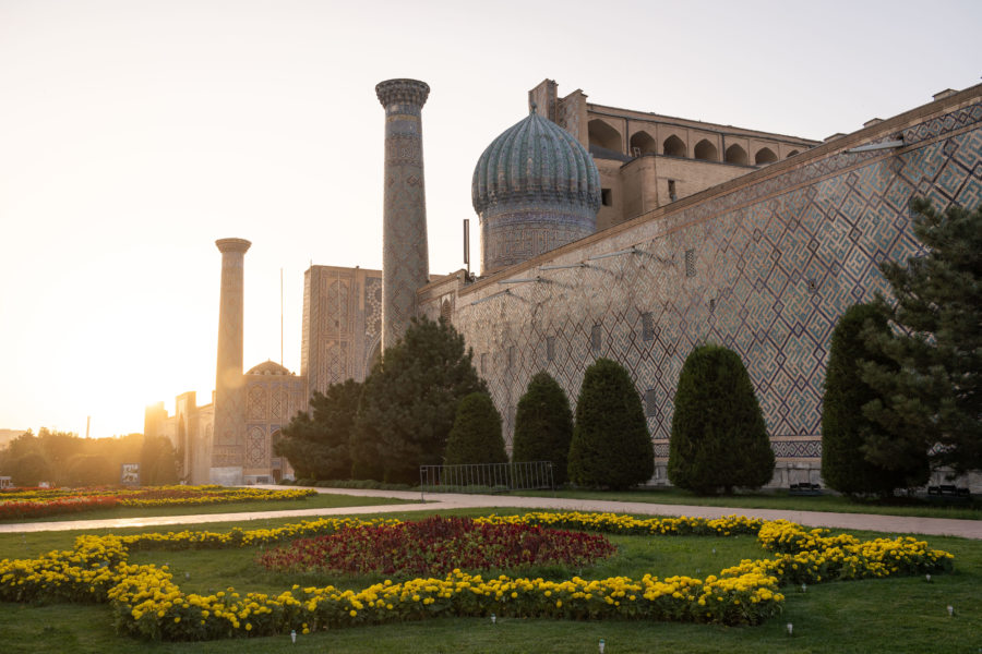 Registan à Samarcande : medersas au coucher du soleil
