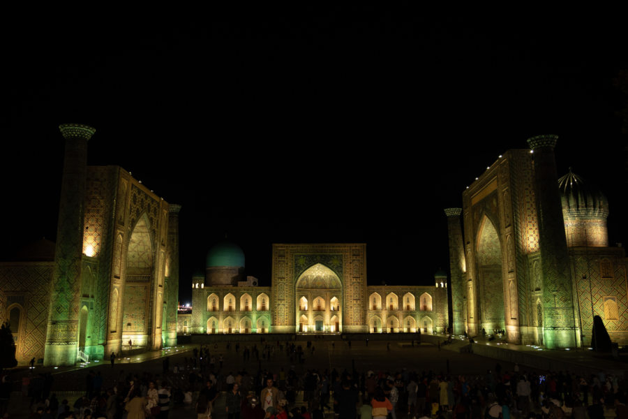 Le Registan de Samarcande éclairé de nuit