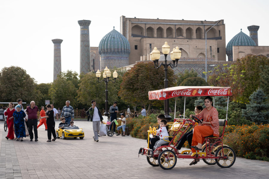 Registan à Samarcande et parc avec jeux pour enfants