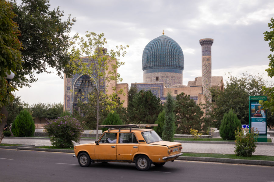 Voyage à Samarcande en Ouzbékistan : Lada et monument