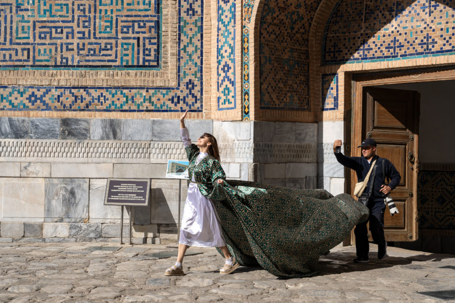 Shooting photo devant une medersa du Registan à Samarcande