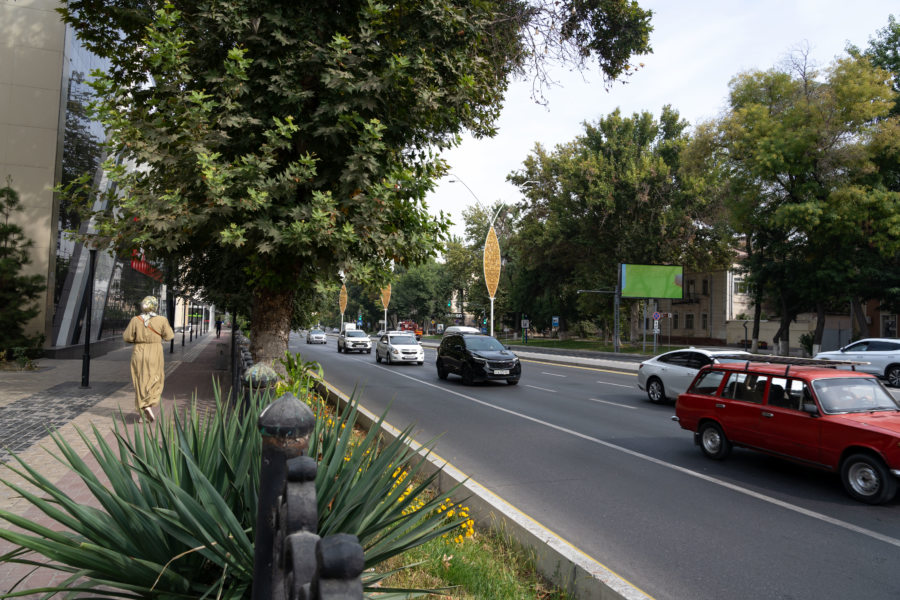Grande avenue et trottoir à Tachkent