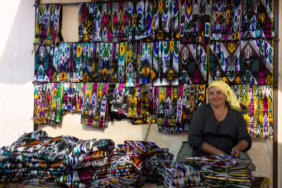 Tissus ouzbeks au bazar de Kumtepa, Marguilan