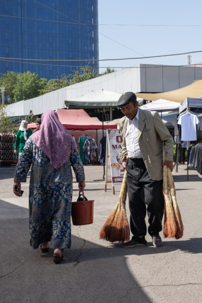 Vendeur de balais au bazar de Chorsu