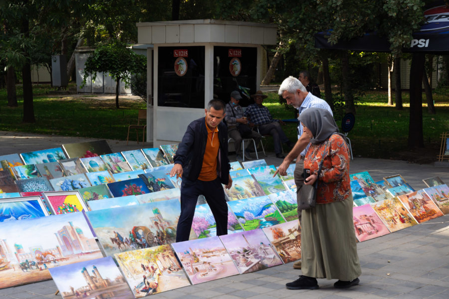 Vendeur de peintures à Broadway, Tachkent, Ouzbékistan