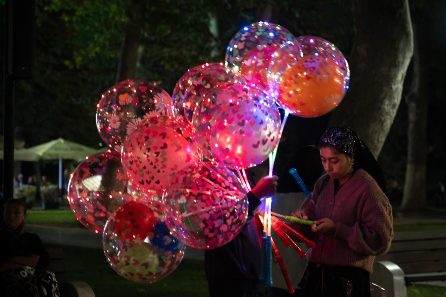 Vendeuse de ballons la nuit à Samarcande