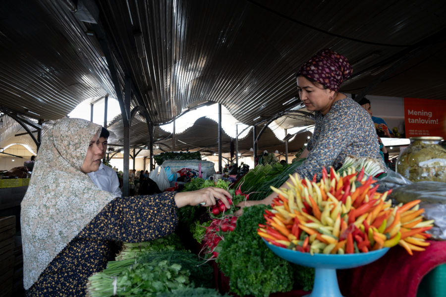 Vendeuse de légumes au marché de Chorsu à Tachkent