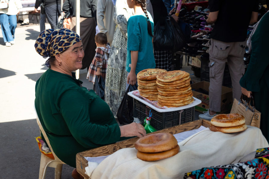 Vendeuse de pain au marché de chorsu, Tachkent