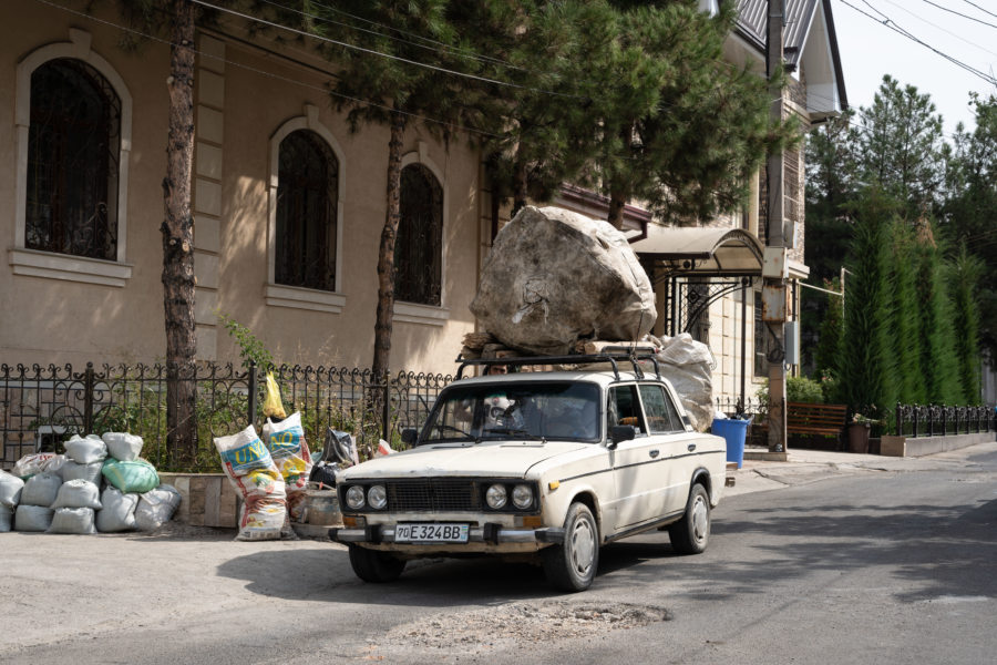 Vieille Lada dans la ville de Tachkent