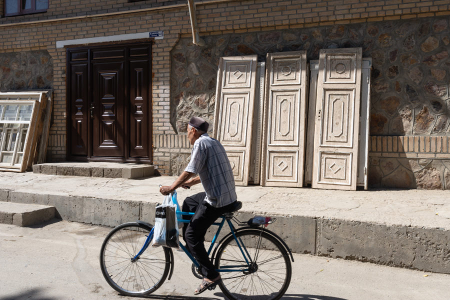 Vélo dans un vieux quartier de la ville de Samarcande