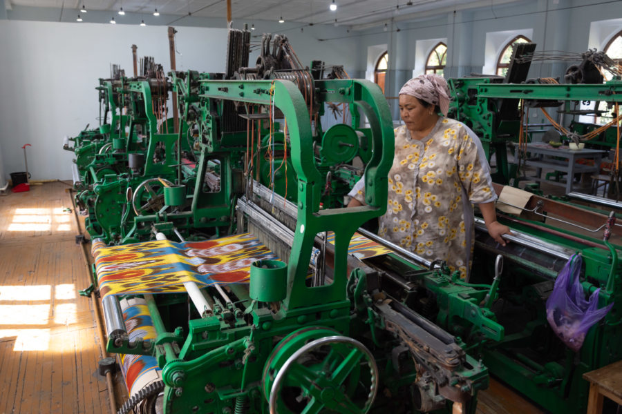 Visite d'ateliers de tissage à Yodgorlik, Marguilan