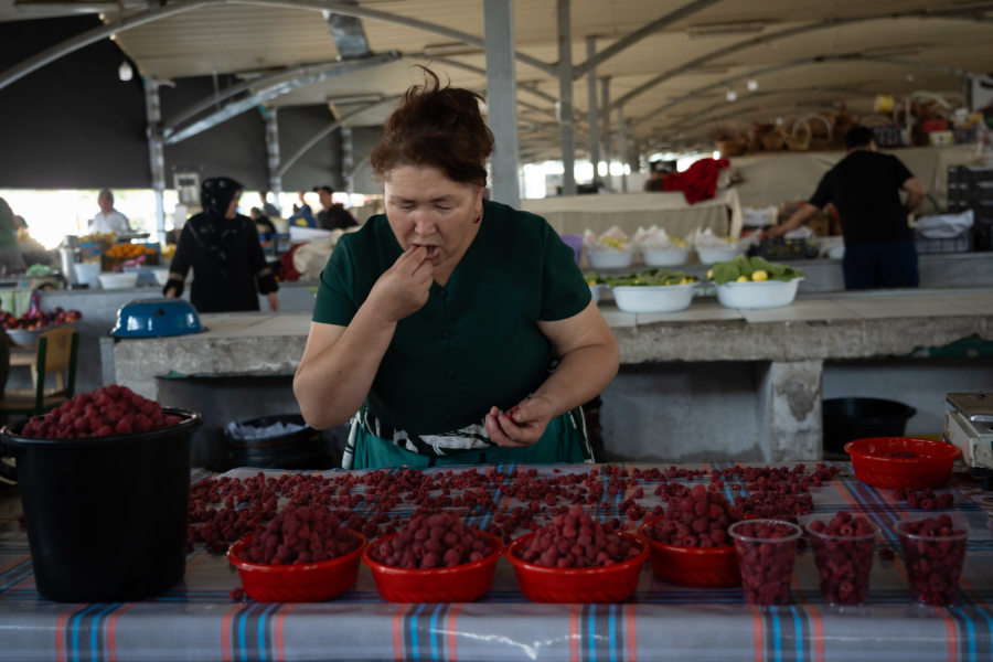Visite du bazar de Chorsu : stand de framboises