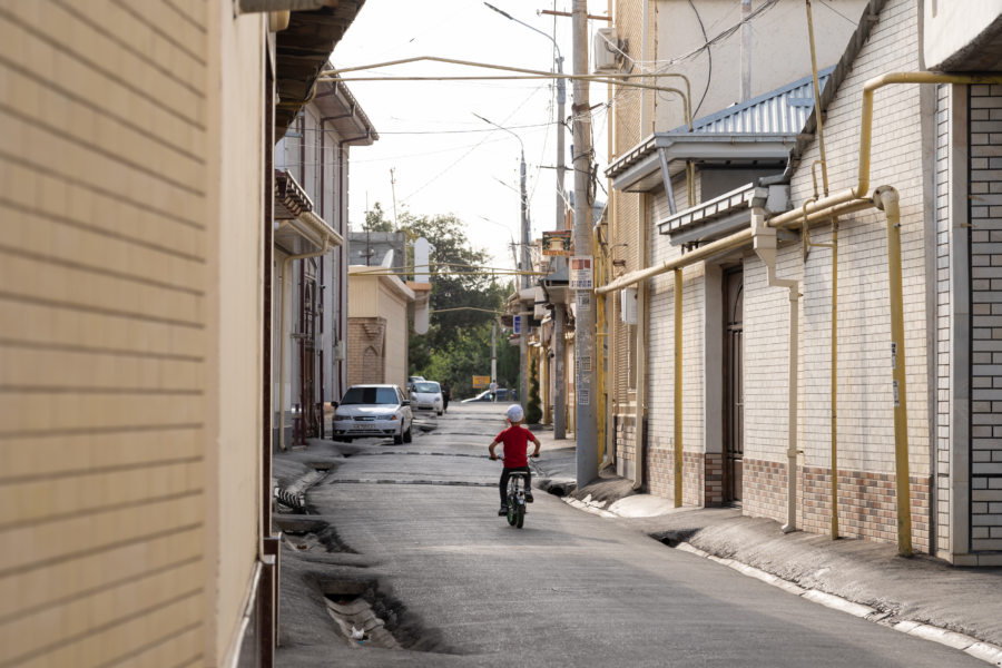 Visite de Samarcande : enfant à vélo dans un vieux quartier
