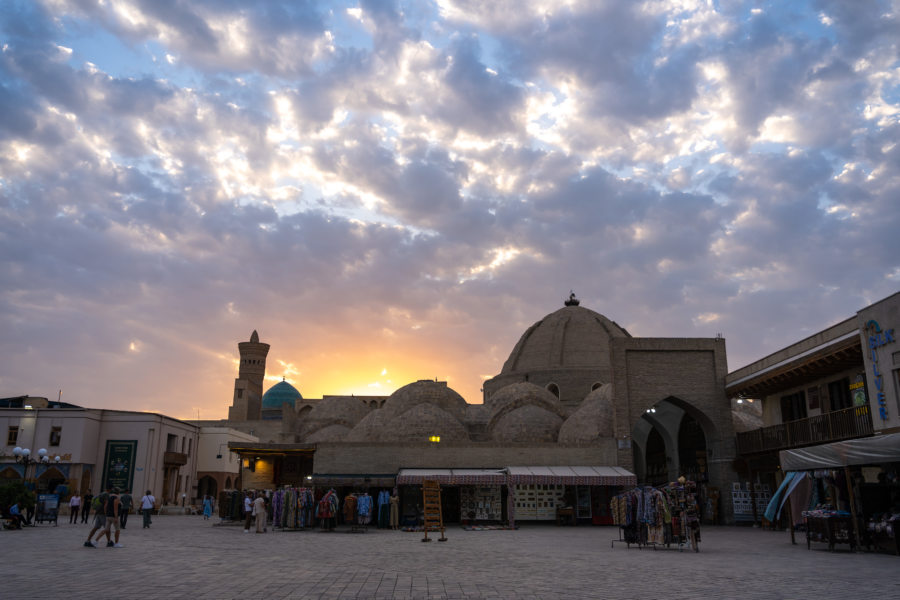 Coucher de soleil derrière la coupole des bijoutiers à Boukhara