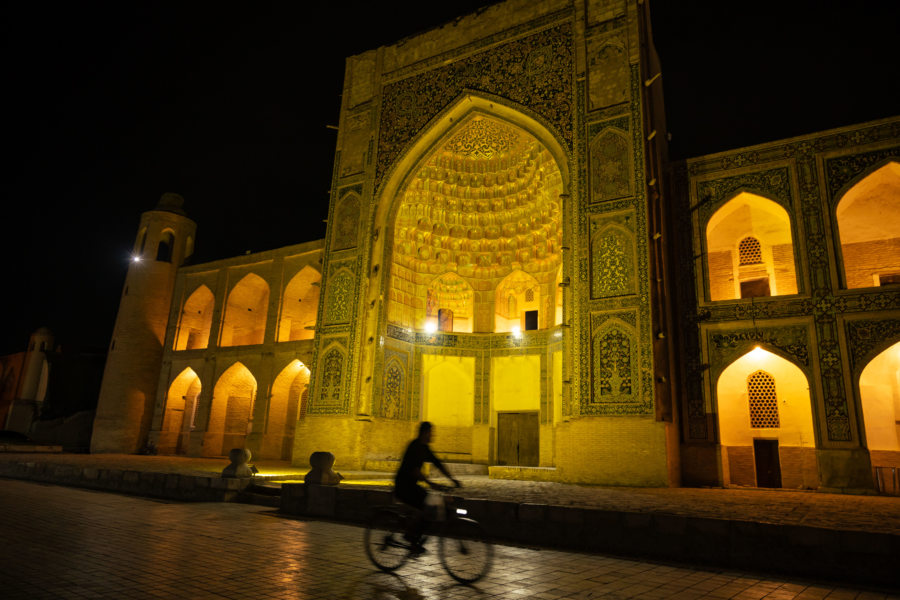 Médersa Abdoullaziz Khan de nuit à Boukhara