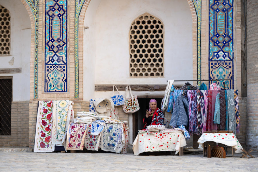 Boutique devant la médersa Abdoullaziz Khan à Boukhara