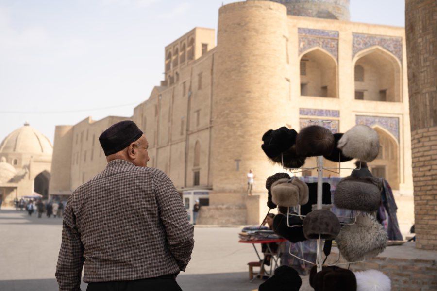 Chapeaux ouzbeks avec fourrur à Boukhara