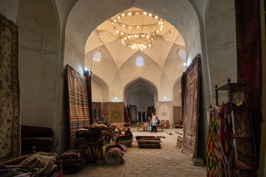 Vendeurs de tapis dans la coupole des marchands à Boukhara