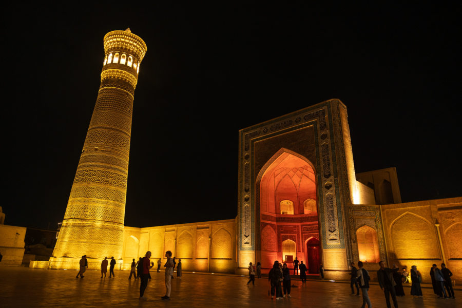 Ensemble Poi Kalon de nuit à Boukhara : mosquée et minaret