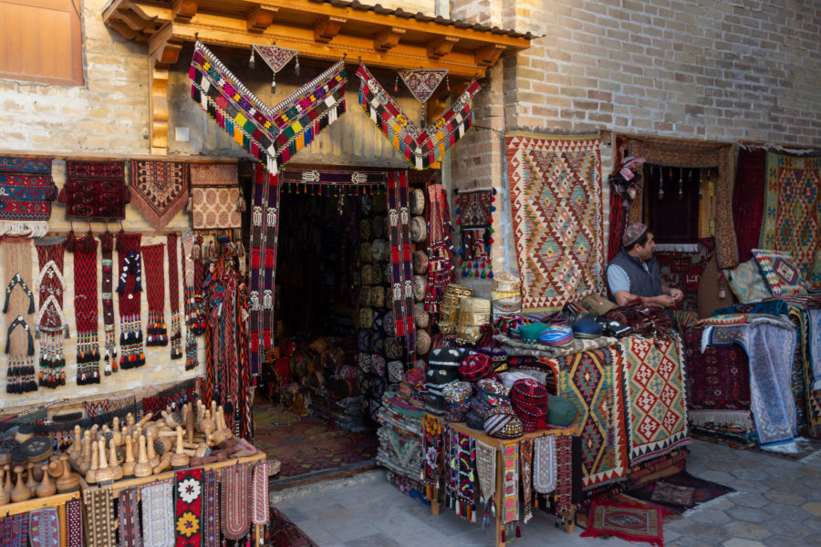 Vendeur d'artisanat ouzbek à Boukhara