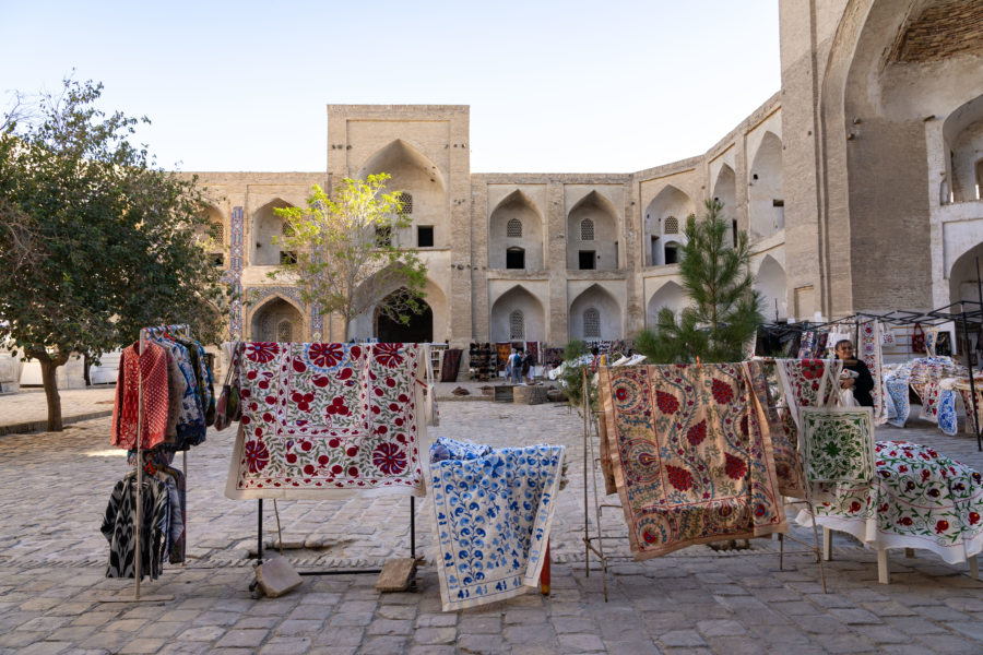 Visite de la madrasa Abdoullaziz Khan avec broderies suzani