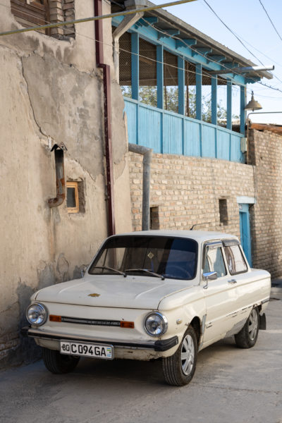 Vieille voiture dans le quartier juif de Boukhara