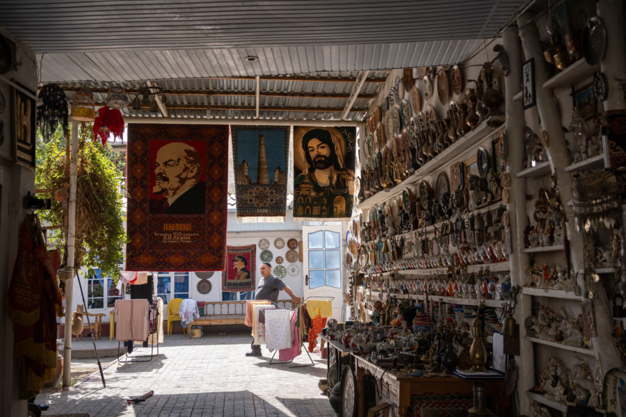 Brocante près de la medersa Chor Minor à Boukhara