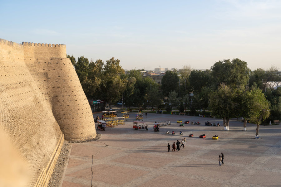 Vue depuis les murailles de la forteresse Ark à Boukhara