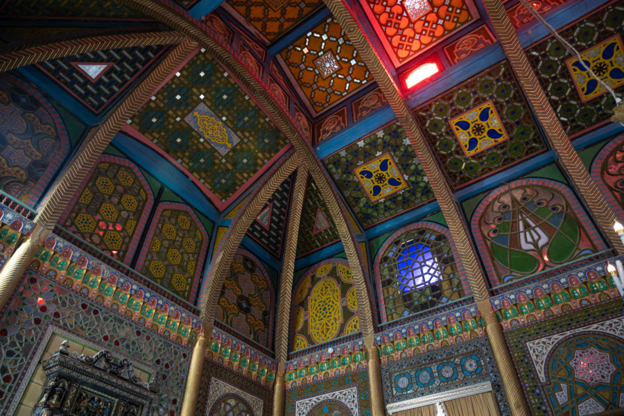 Plafond avec vitraux dans le palais d'été de Boukhara