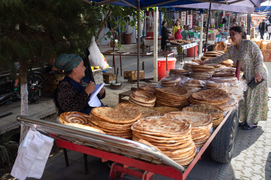 Vendeuse de pain au bazar de Boukhara