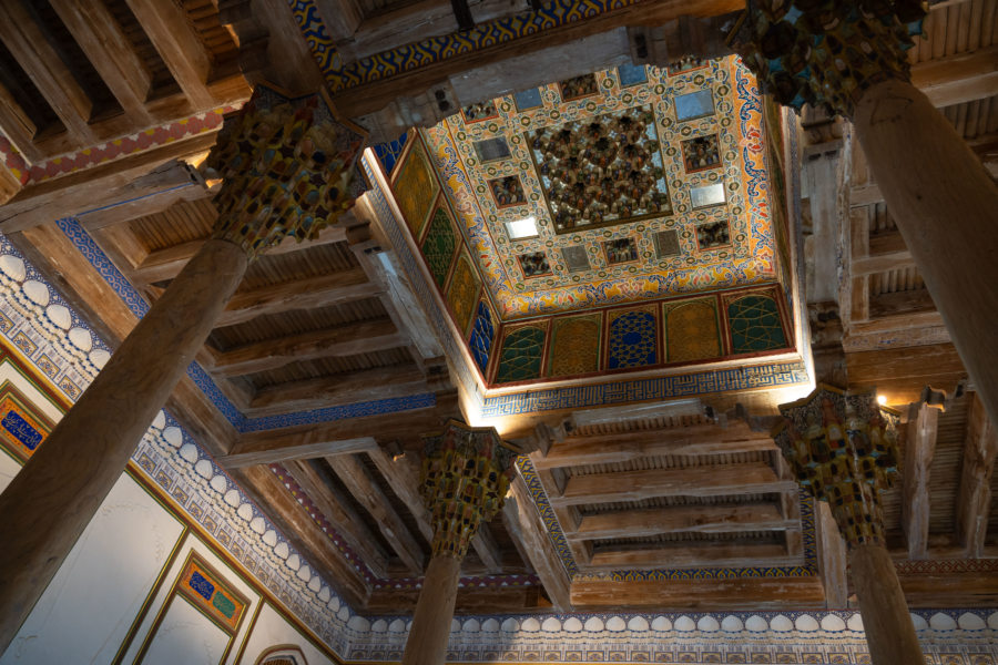 Vieux plafond dans la citadelle Ark à Boukhara