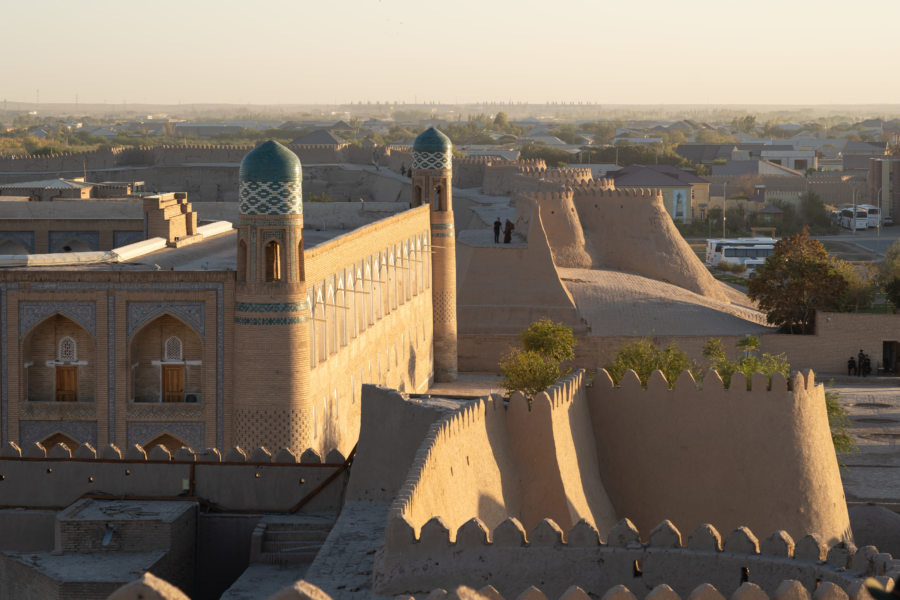 Vue sur les murailles de Khiva depuis Bobo tower