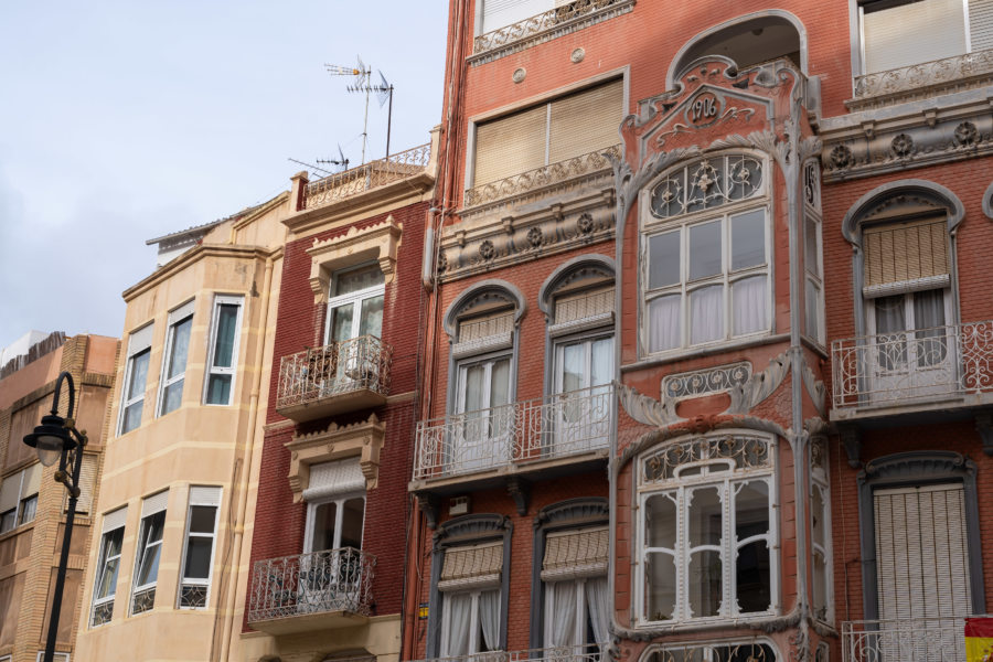 Belles façades dans la ville de Carthagène en Espagne