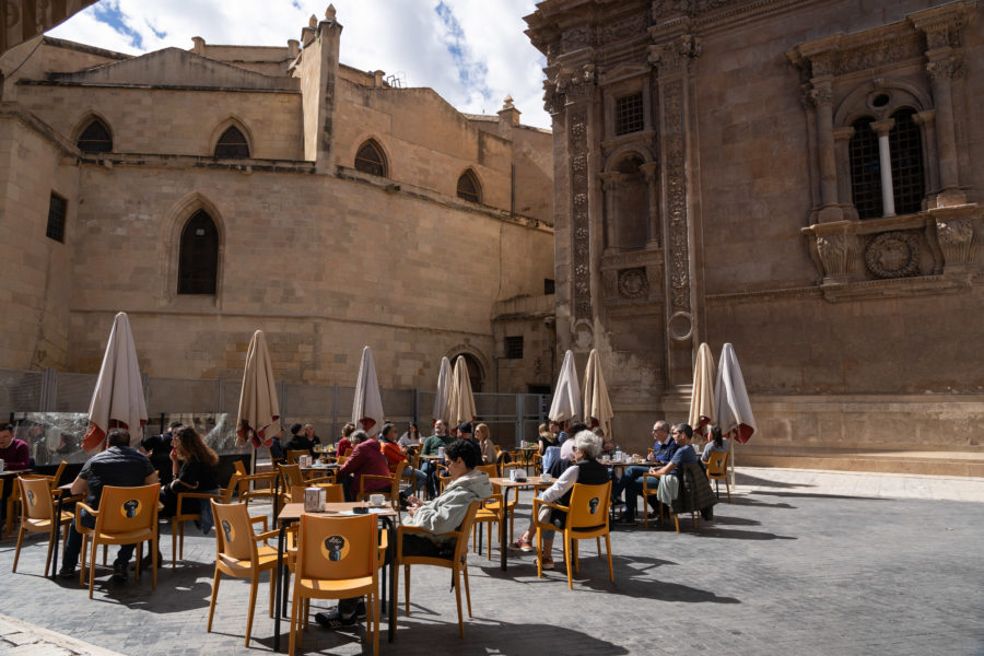 Terrasse de bar derrière la cathédrale à Murcia
