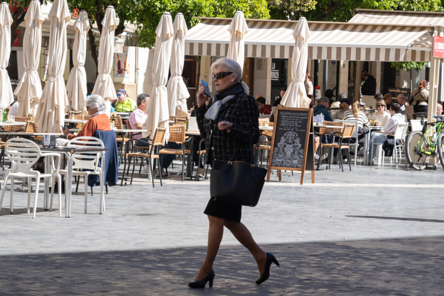 Vieille dame élégante à Murcie en Espagne